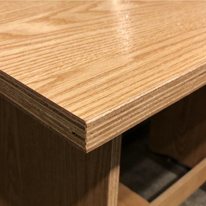 Una mesa hecha de madera contrachapada.