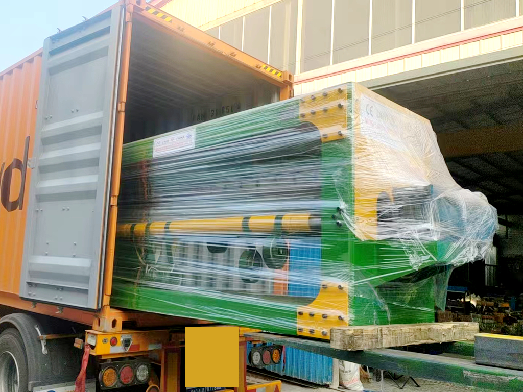 entrega de m&aacute;quina peladora de chapas