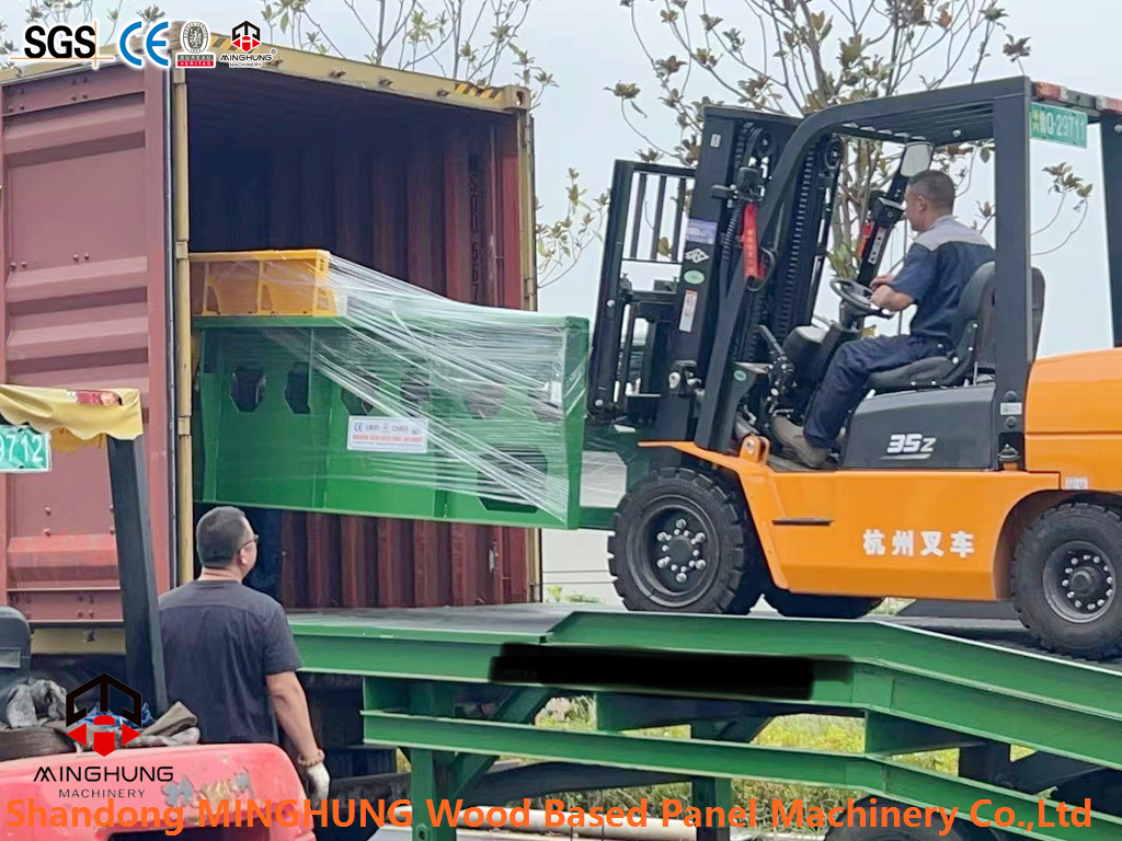 Carga de la m&aacute;quina de madera contrachapada Minghung (8)