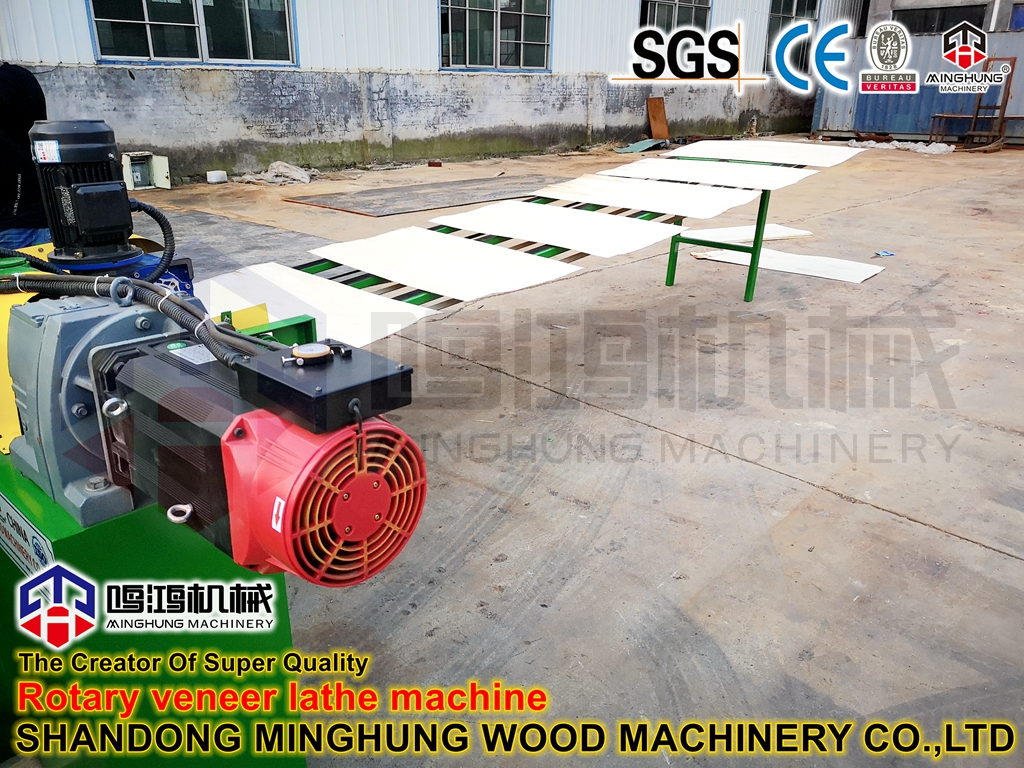 La máquina peladora de chapas sin husillo utiliza un servomotor para la alimentación, y el servomotor está controlado por un servoinversor para controlar el funcionamiento de la máquina con alta precisión. Máquina peladora de chapas giratoria