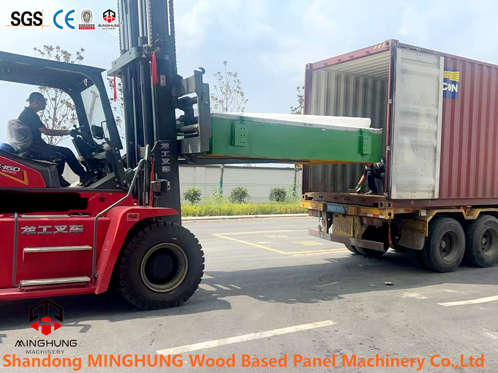 Carga de la m&aacute;quina de madera contrachapada Minghung (1) 