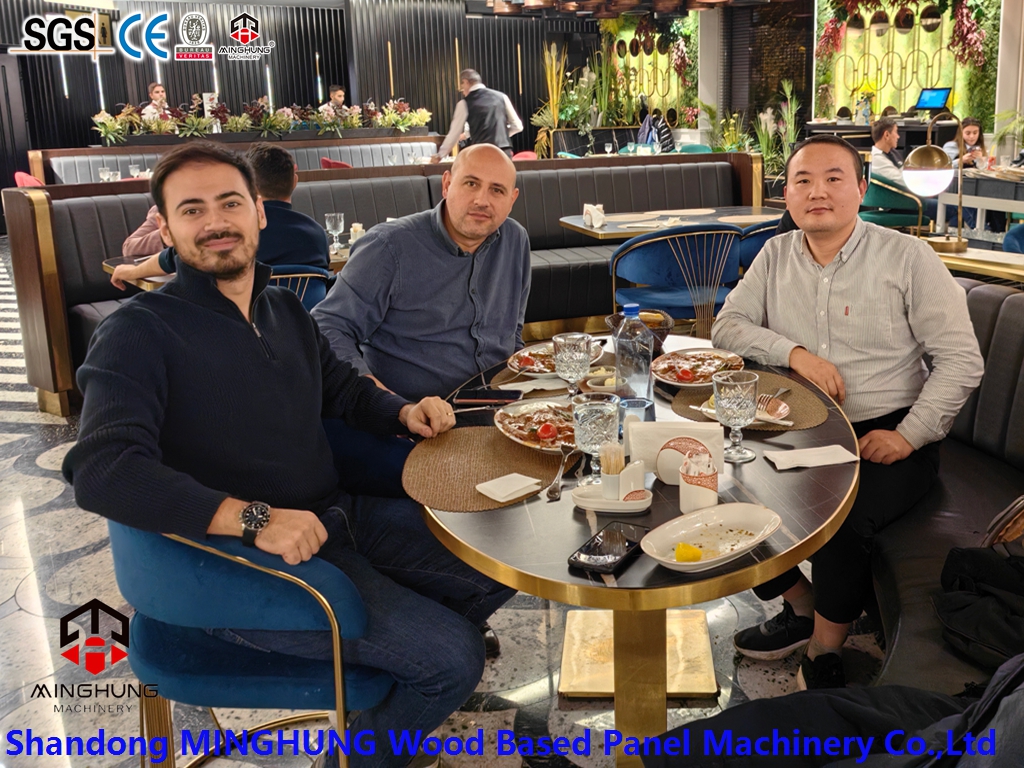 MINGHUNG Hazte una foto con el cliente
