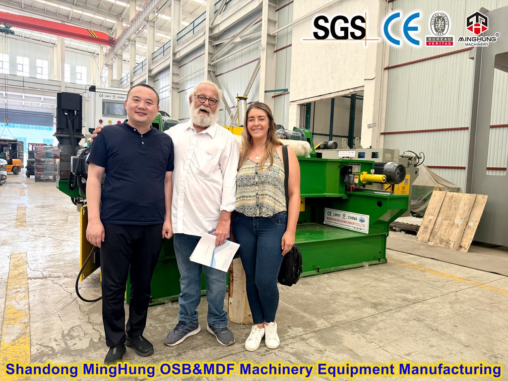 M&aacute;quina peladora de chapas en el taller.