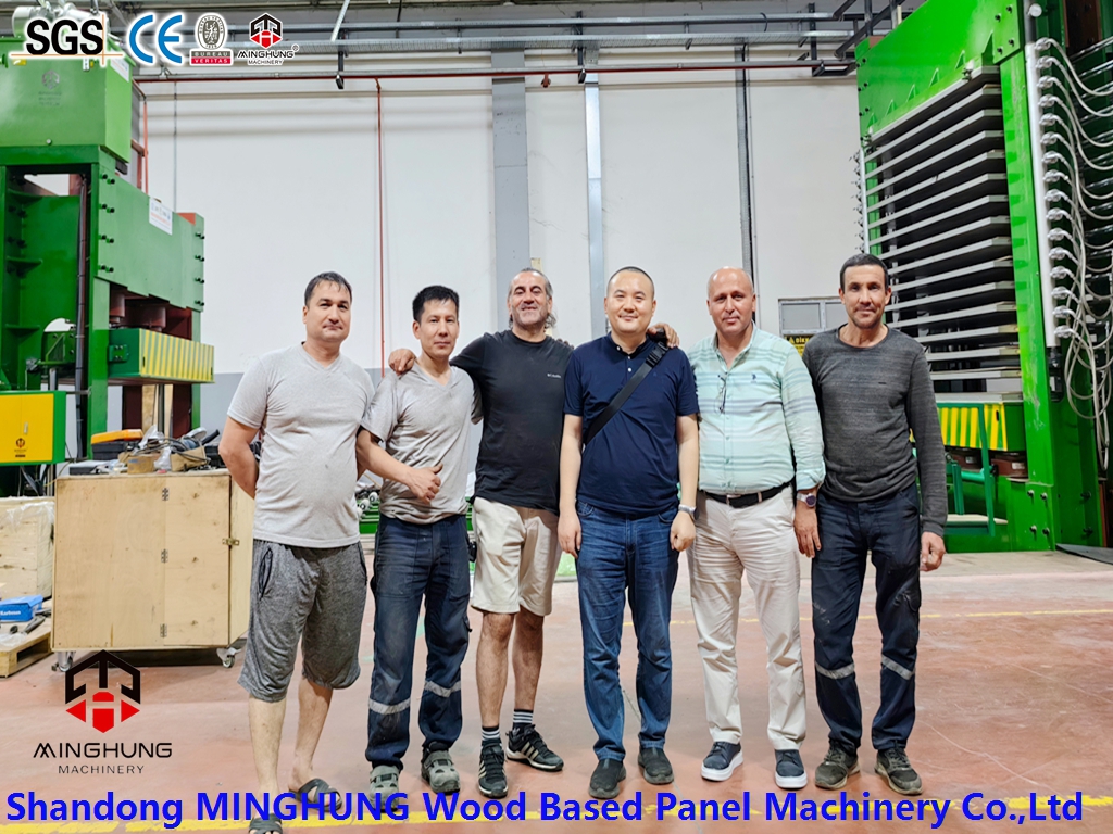 MINGHUNG Visitando la f&aacute;brica del cliente