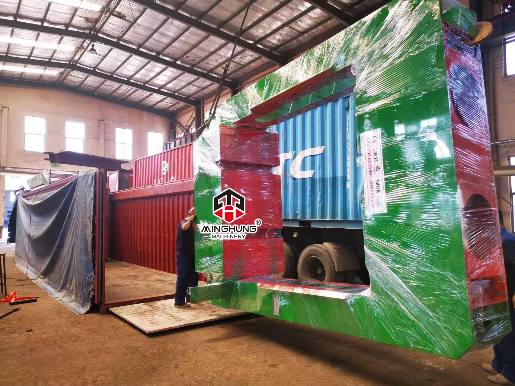 Carga de la m&aacute;quina de prensado en caliente