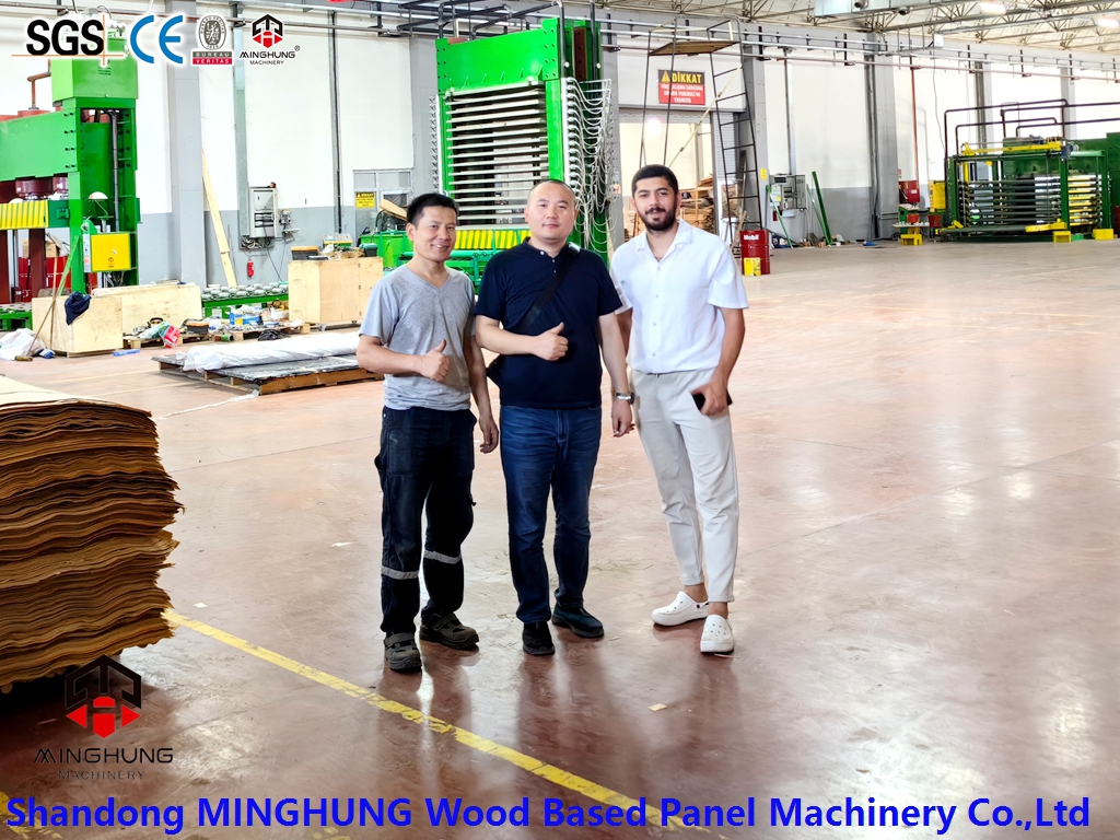 MINGHUNG Visitando la f&aacute;brica del cliente